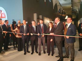 Μια ομάδα ανθρώπων κρατούν μια κορδέλα εγκαινίων